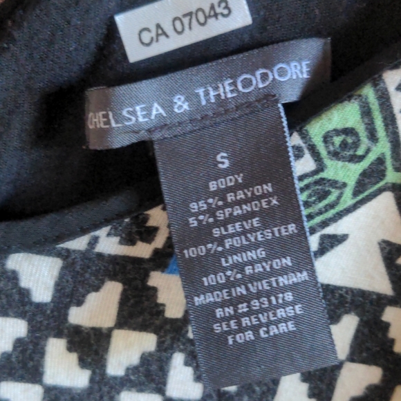 Chelsea & Theodore - V-neck dress - Picture 2 of 4